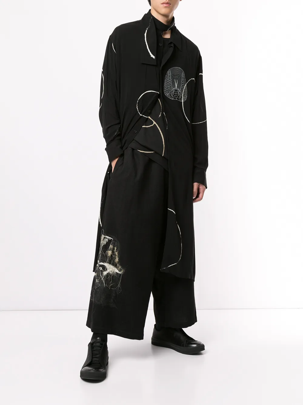 фото Yohji yamamoto брюки с низким шаговым швом и вышивкой