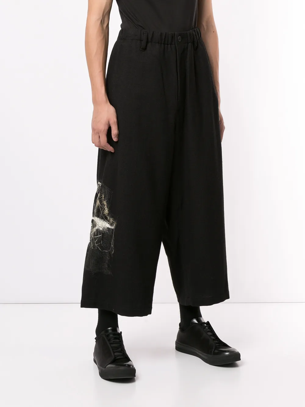 фото Yohji yamamoto брюки с низким шаговым швом и вышивкой