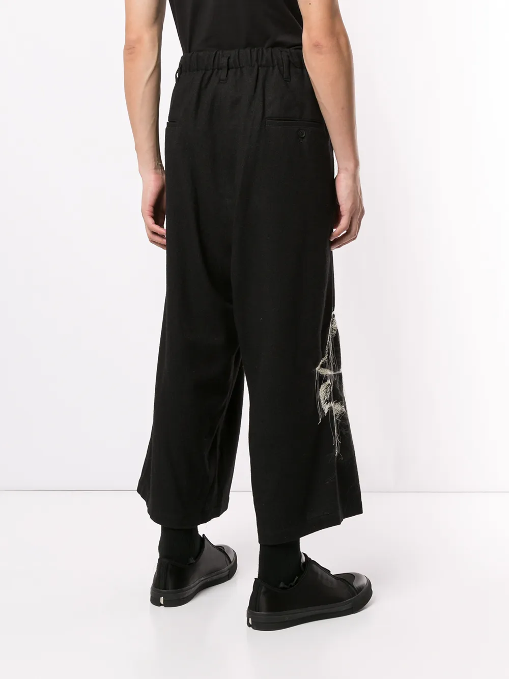 фото Yohji yamamoto брюки с низким шаговым швом и вышивкой