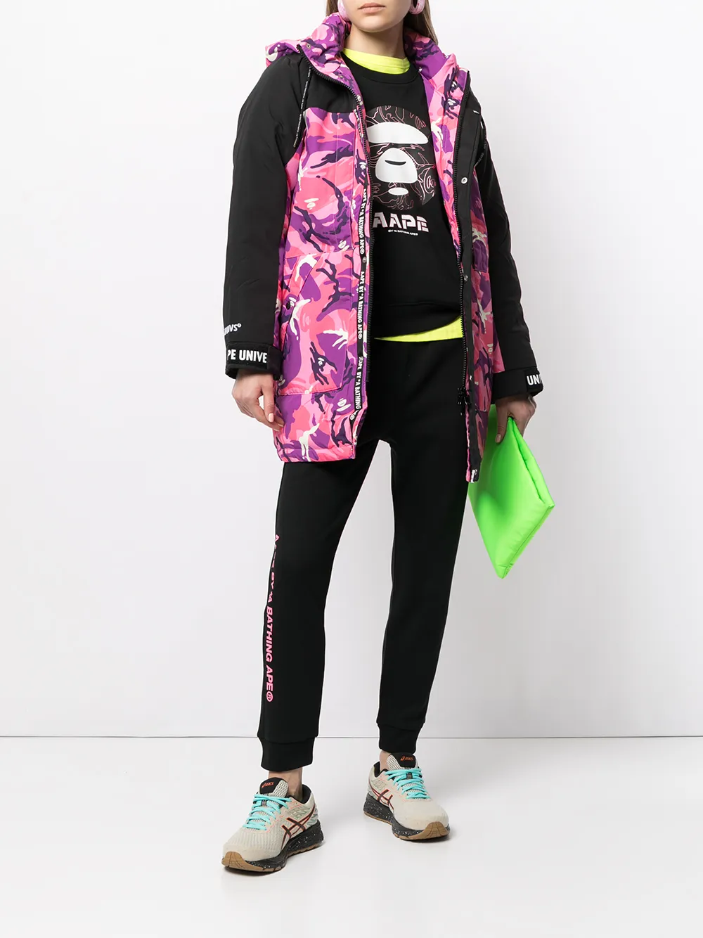 фото Aape by *a bathing ape® пуховик с капюшоном и графичным принтом