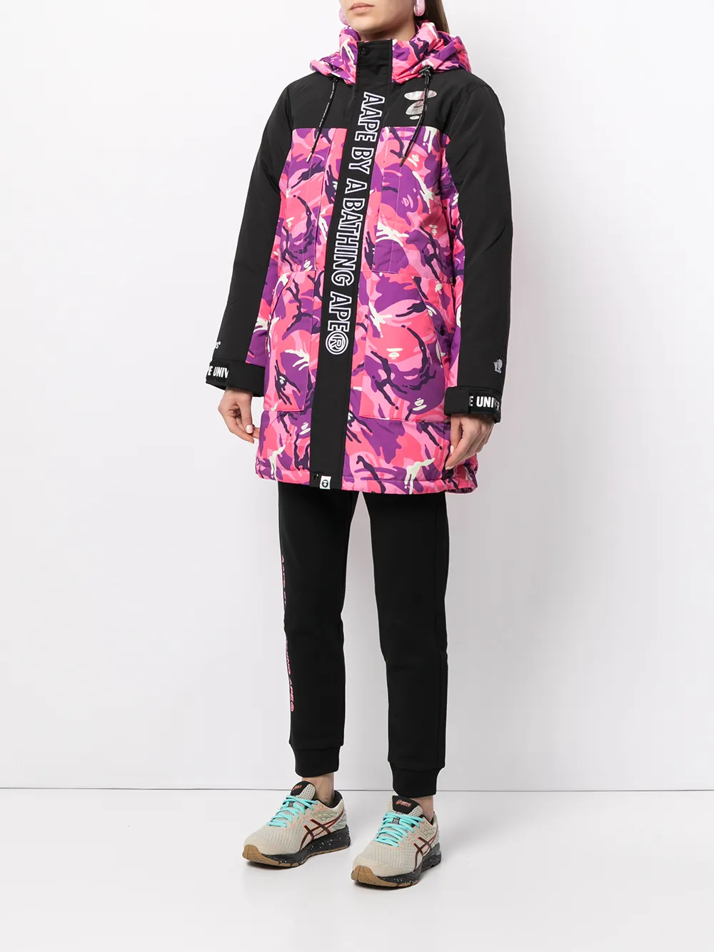 фото Aape by *a bathing ape® пуховик с капюшоном и графичным принтом