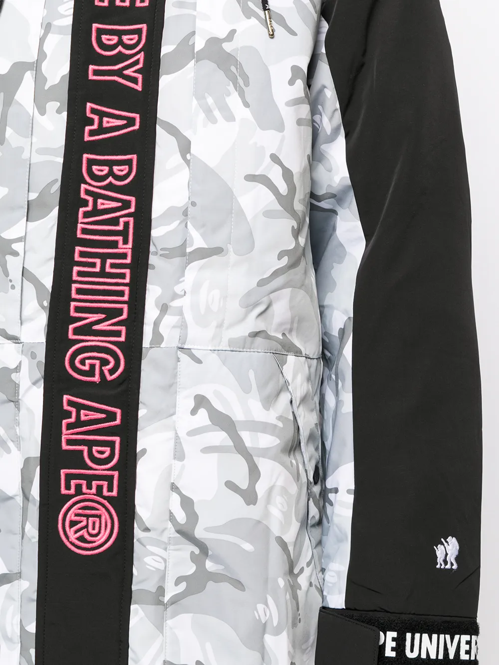 фото Aape by *a bathing ape® пуховик с капюшоном и графичным принтом