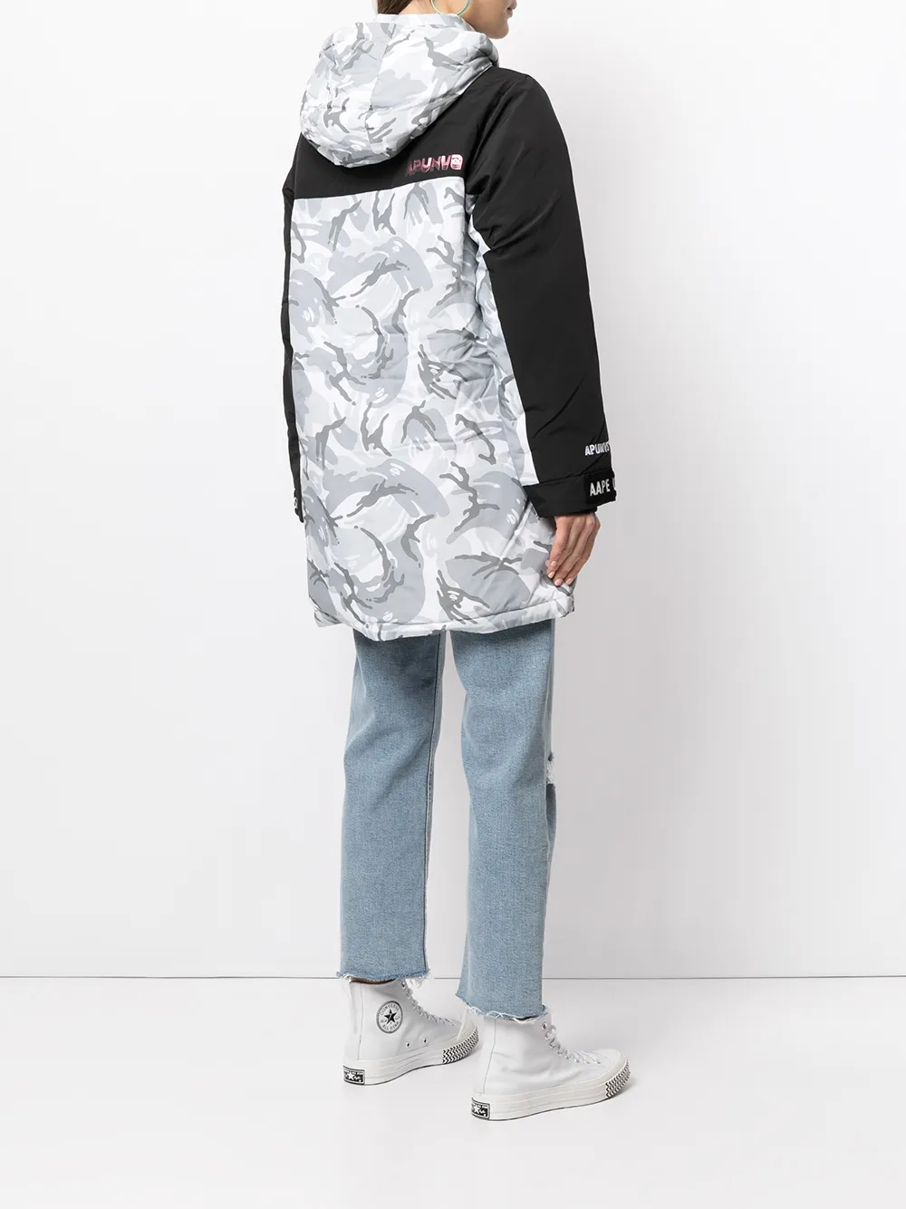 фото Aape by *a bathing ape® пуховик с капюшоном и графичным принтом