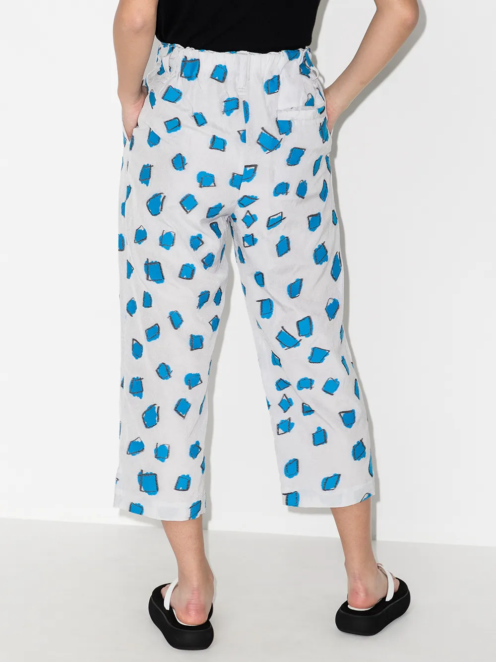 фото Issey miyake укороченные брюки с графичным принтом