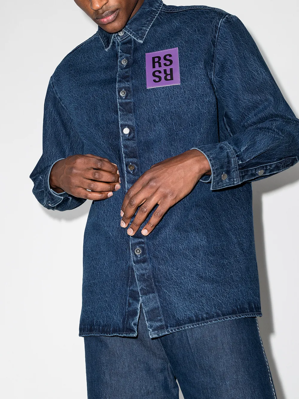 фото Raf simons джинсовая рубашка с нашивкой-логотипом