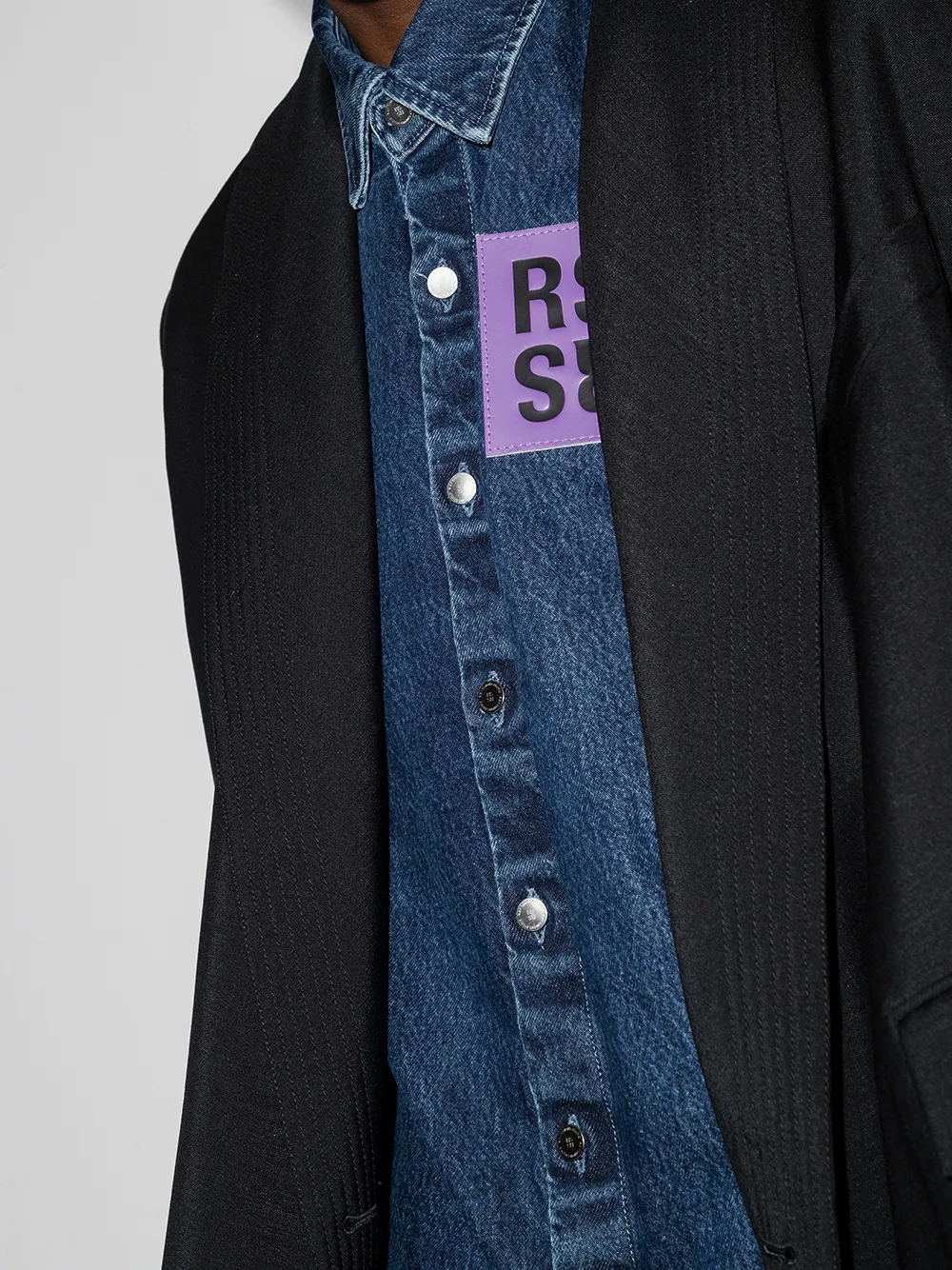 фото Raf simons джинсовая рубашка с нашивкой-логотипом