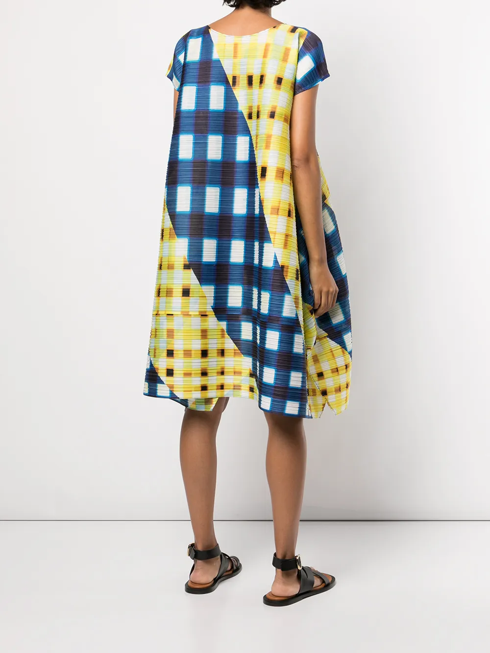фото Pleats please issey miyake клетчатое платье миди со вставками