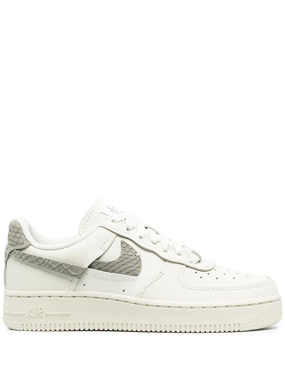 фото Nike кроссовки с нашивкой-логотипом