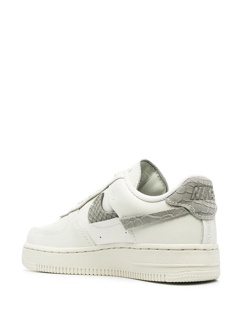 фото Nike кроссовки с нашивкой-логотипом