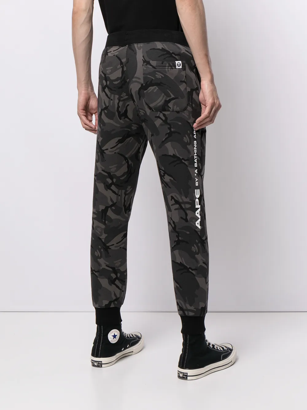 фото Aape by *a bathing ape® спортивные брюки с камуфляжным принтом и логотипом