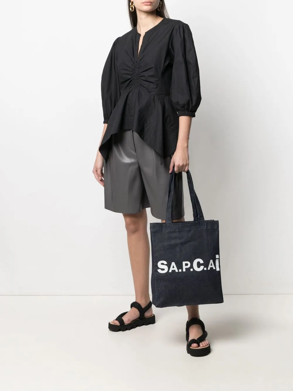 фото A.p.c. сумка-тоут с логотипом из коллаборации с sacai