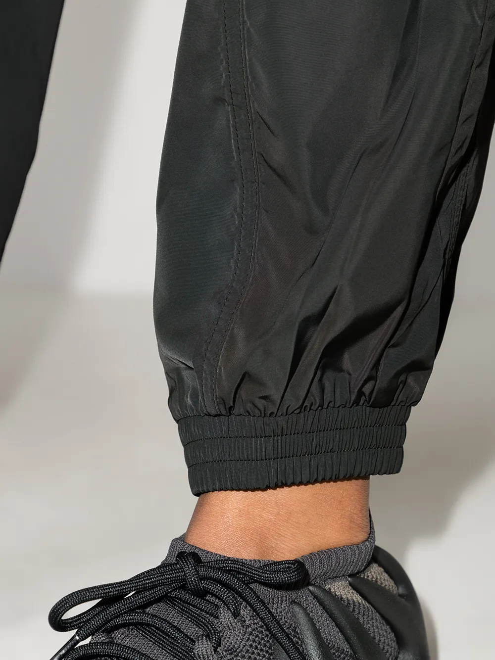 фото Adidas зауженные спортивные брюки adicolour