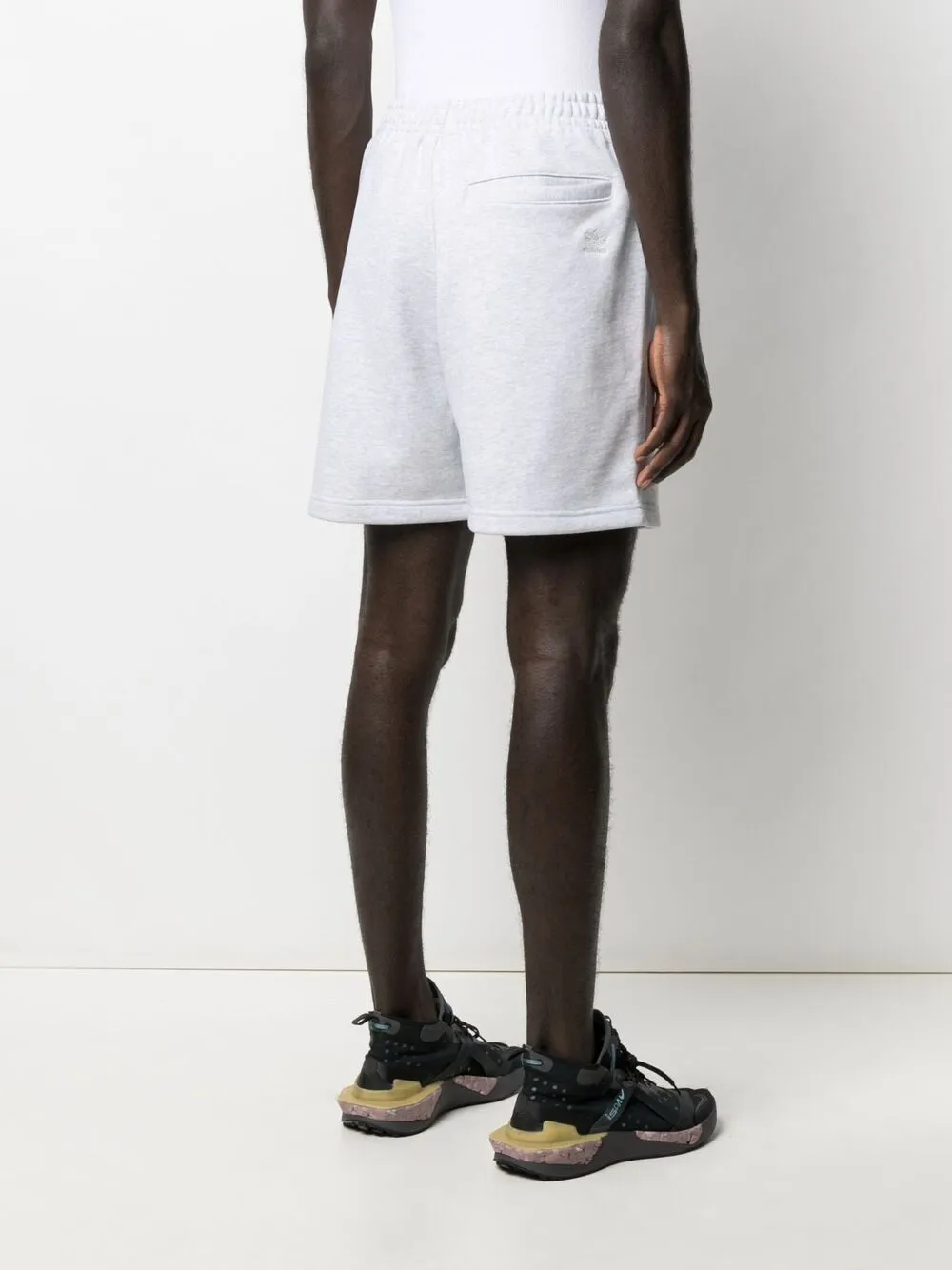 фото Adidas спортивные шорты с вышивкой