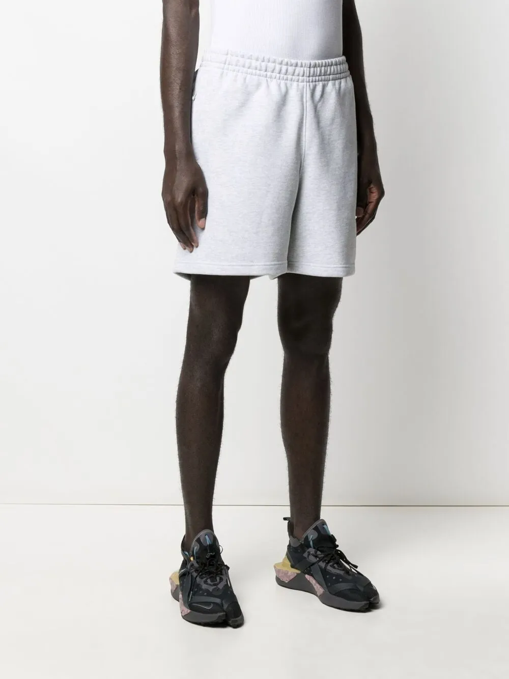 фото Adidas спортивные шорты с вышивкой