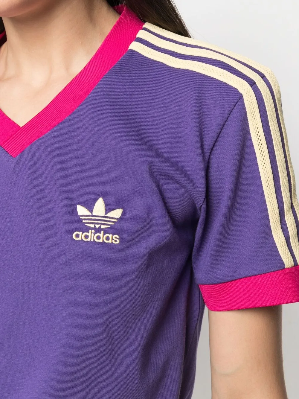 фото Adidas футболка с логотипом и v-образным вырезом