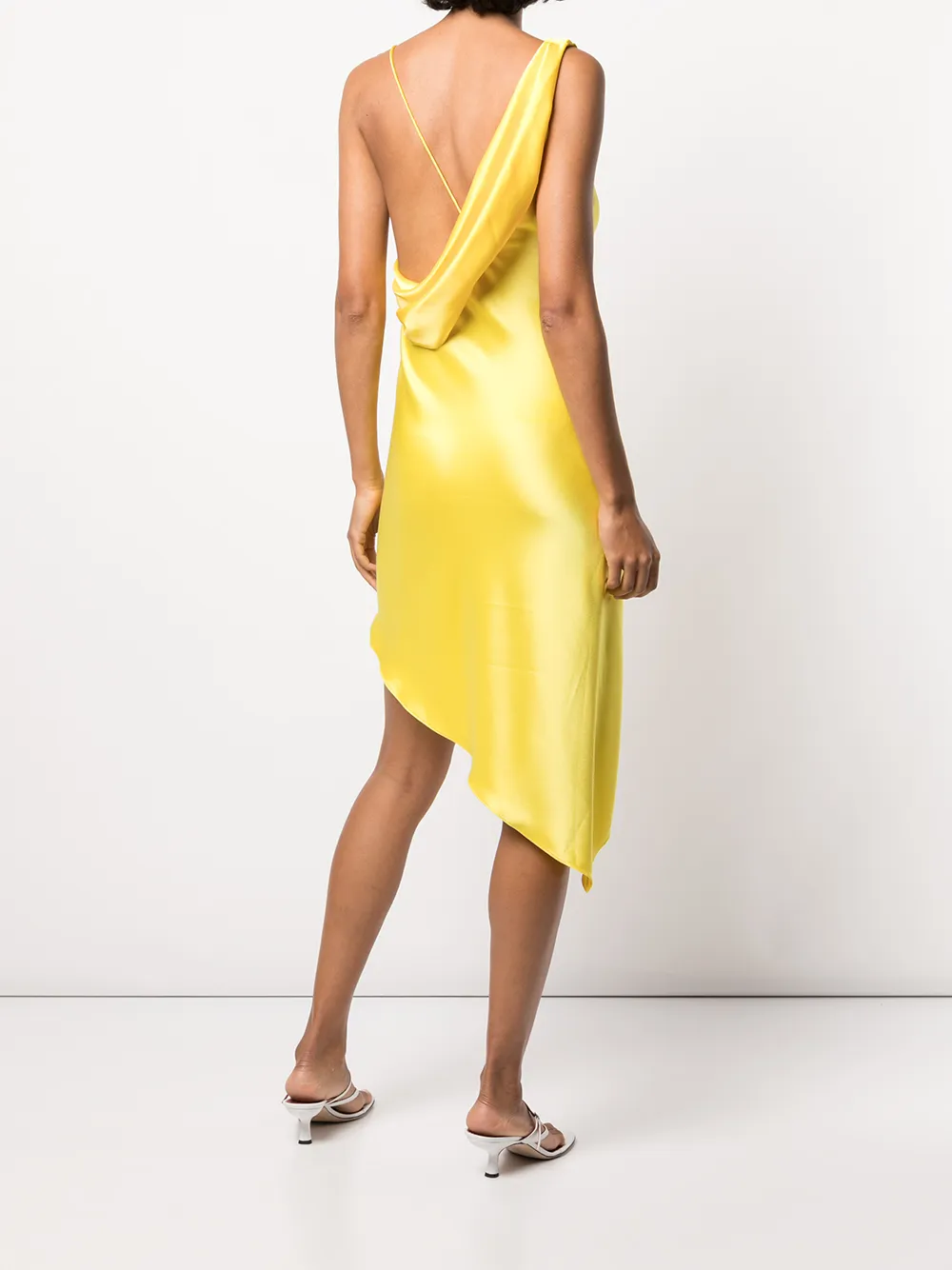 фото Alice+olivia атласное платье landon асимметричного кроя