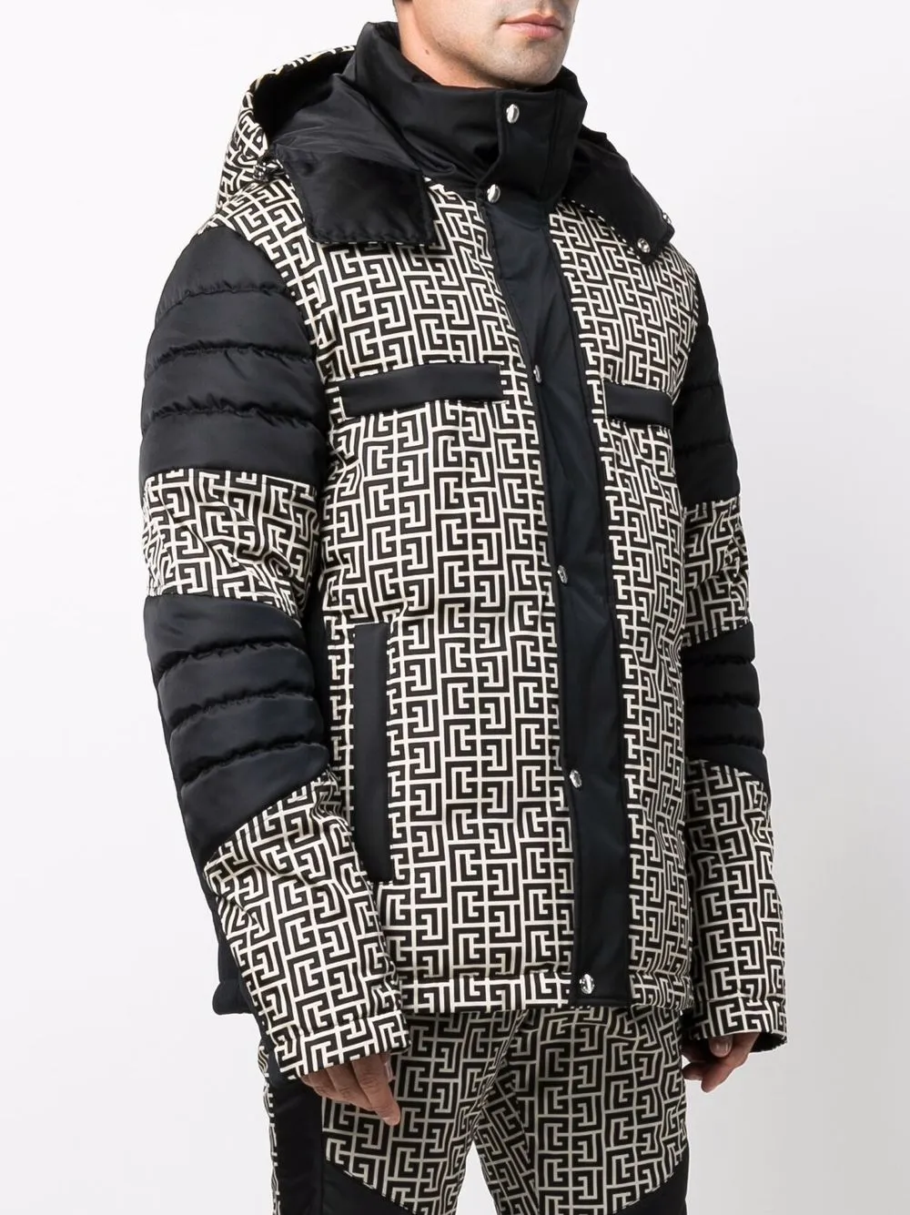 фото Balmain пуховик с монограммой из коллаборации с rossignol