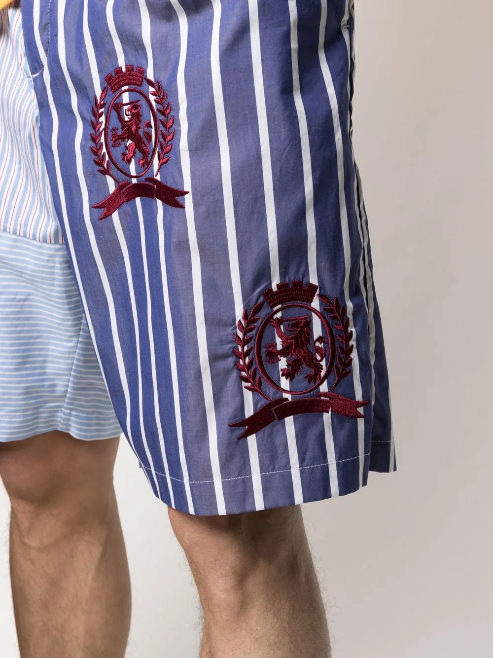 фото Tommy hilfiger шорты-бермуды в полоску с вышивкой