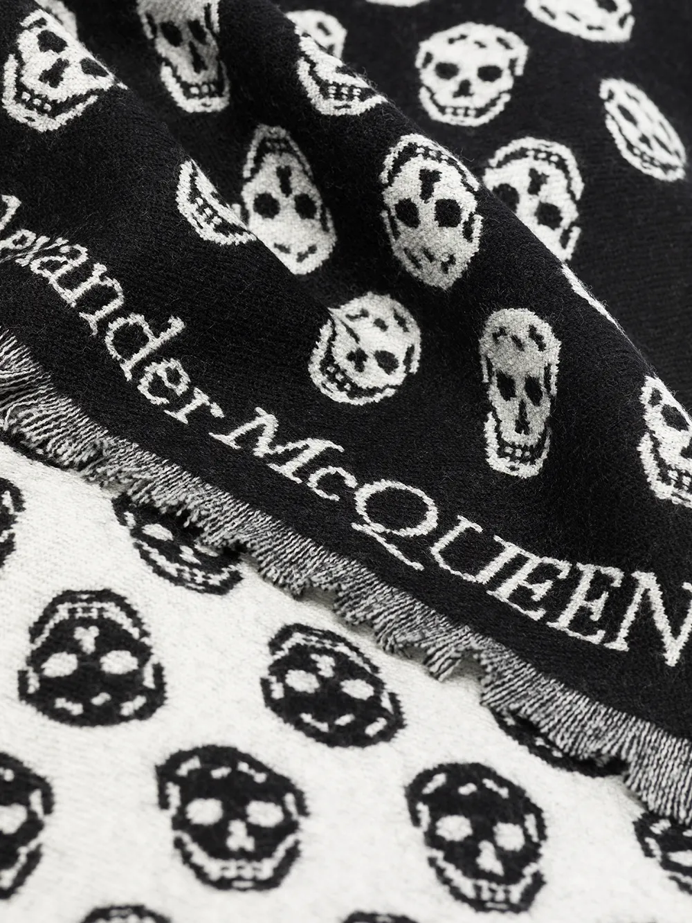 фото Alexander mcqueen двусторонний шарф с бахромой и узором skull