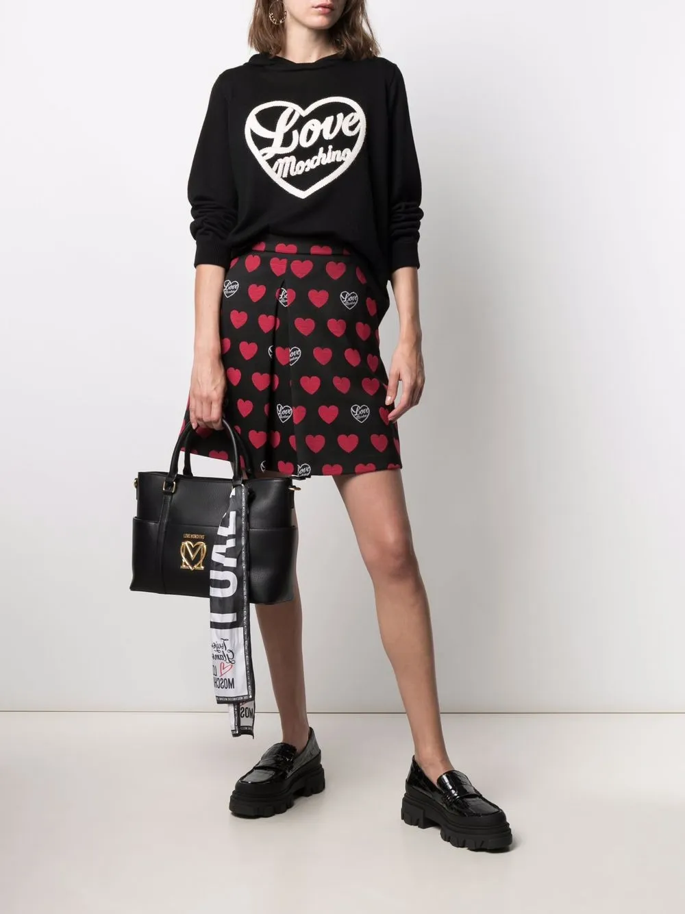 фото Love moschino сумка с логотипом и декоративным платком