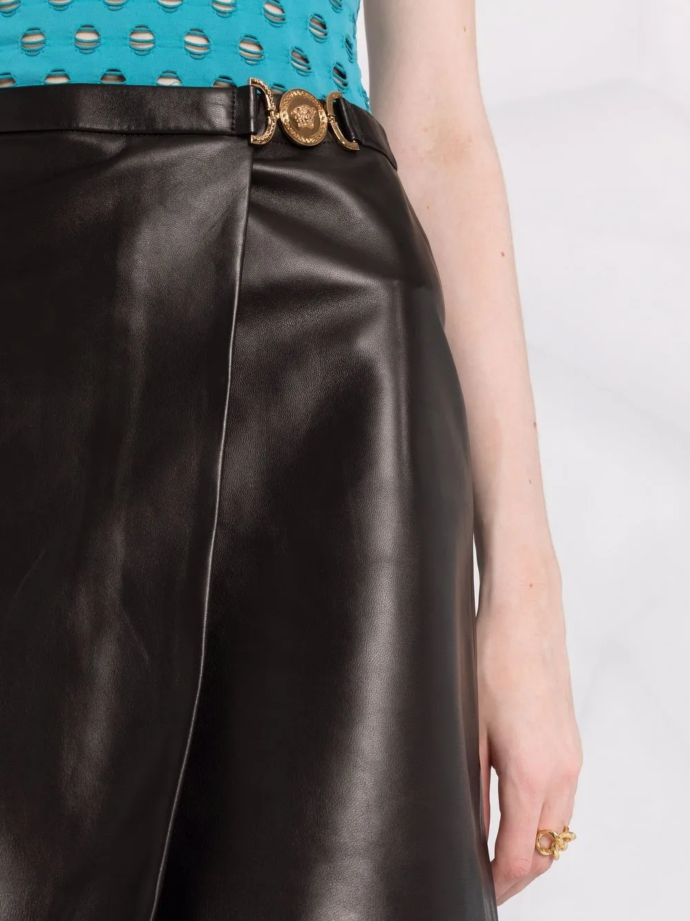 фото Versace юбка мини с запахом с декором medusa