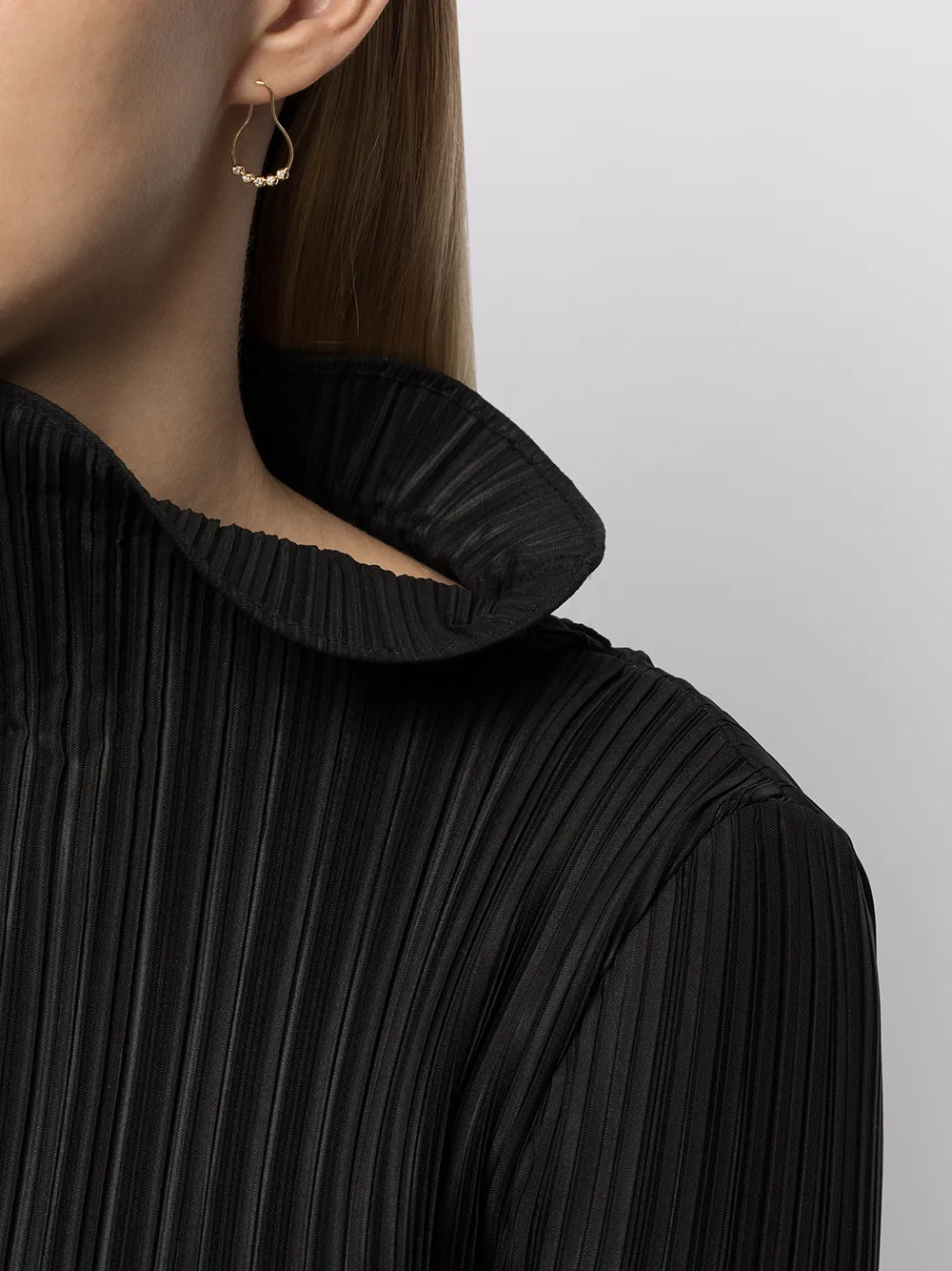 фото Ahkah серьга-кольцо filament из желтого золота с бриллиантом