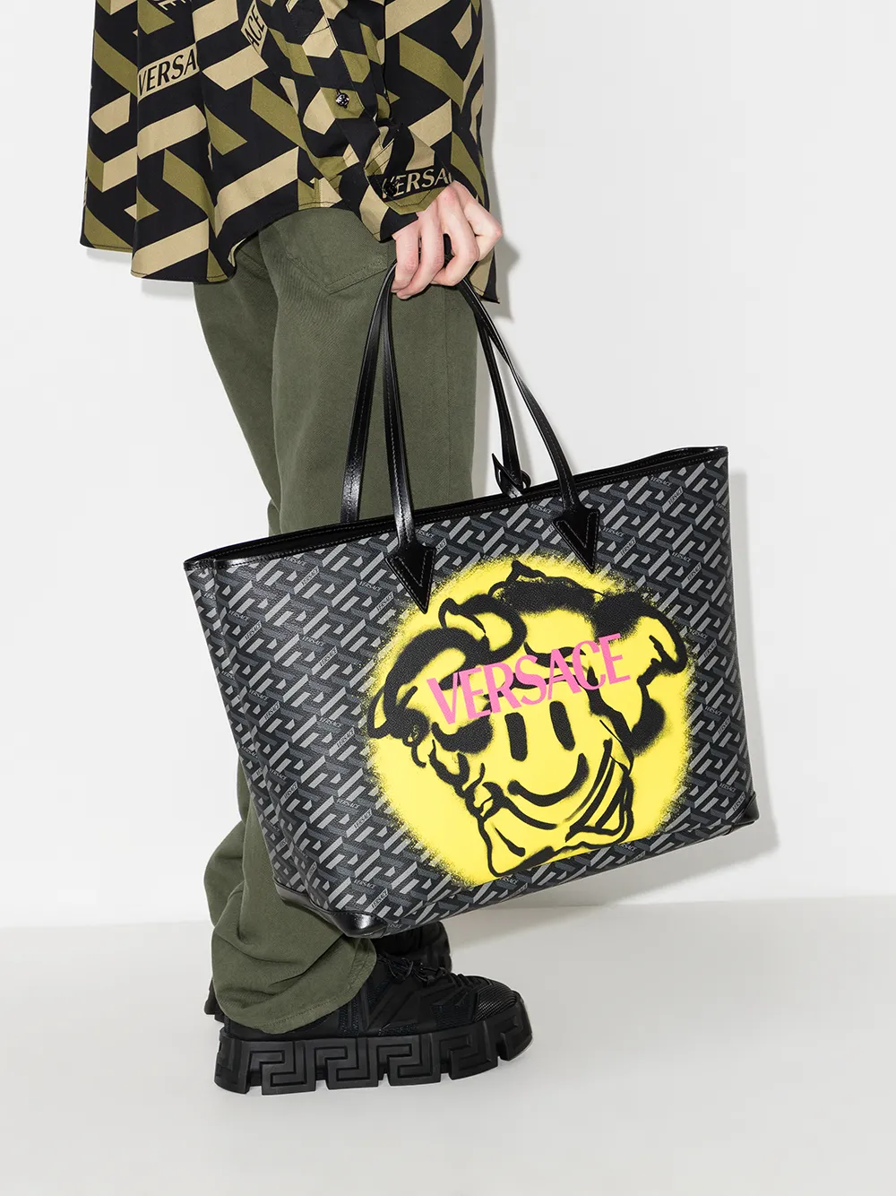 фото Versace сумка-тоут с логотипом medusa smiley