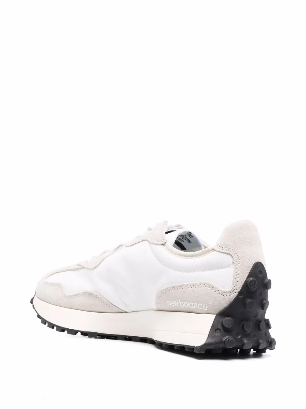 фото New balance кроссовки с нашивкой-логотипом