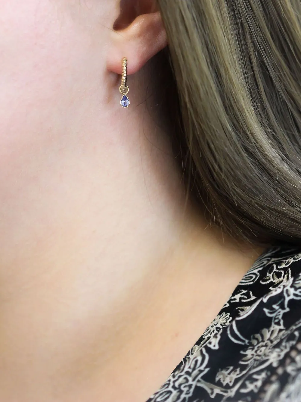 фото Natalie perry серьги-кольца twisted из желтого золота с танзанитом