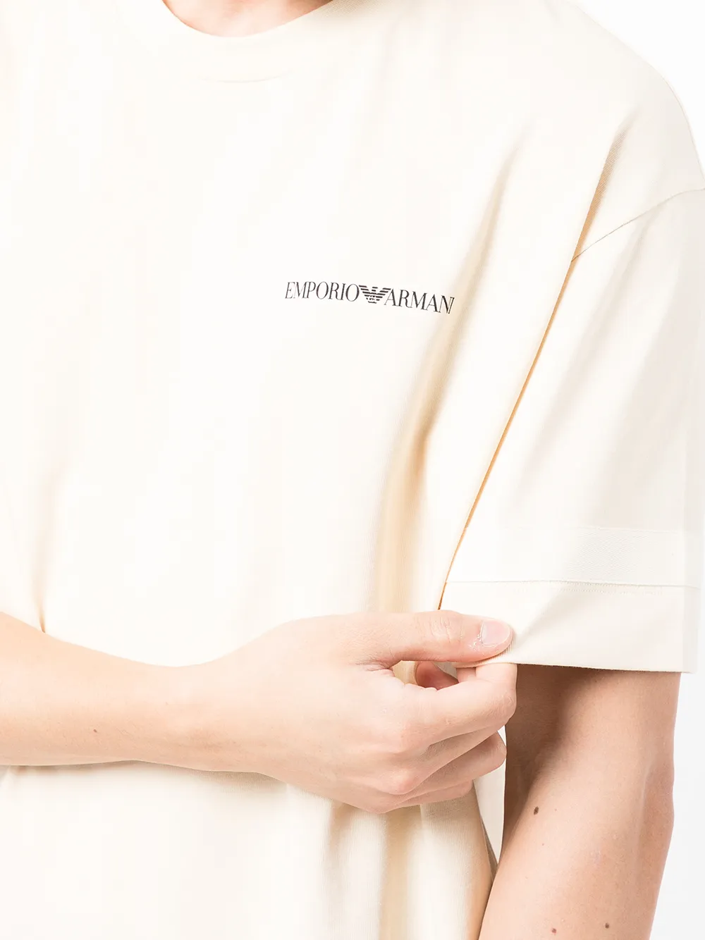 фото Emporio armani футболка с приспущенными плечами и логотипом