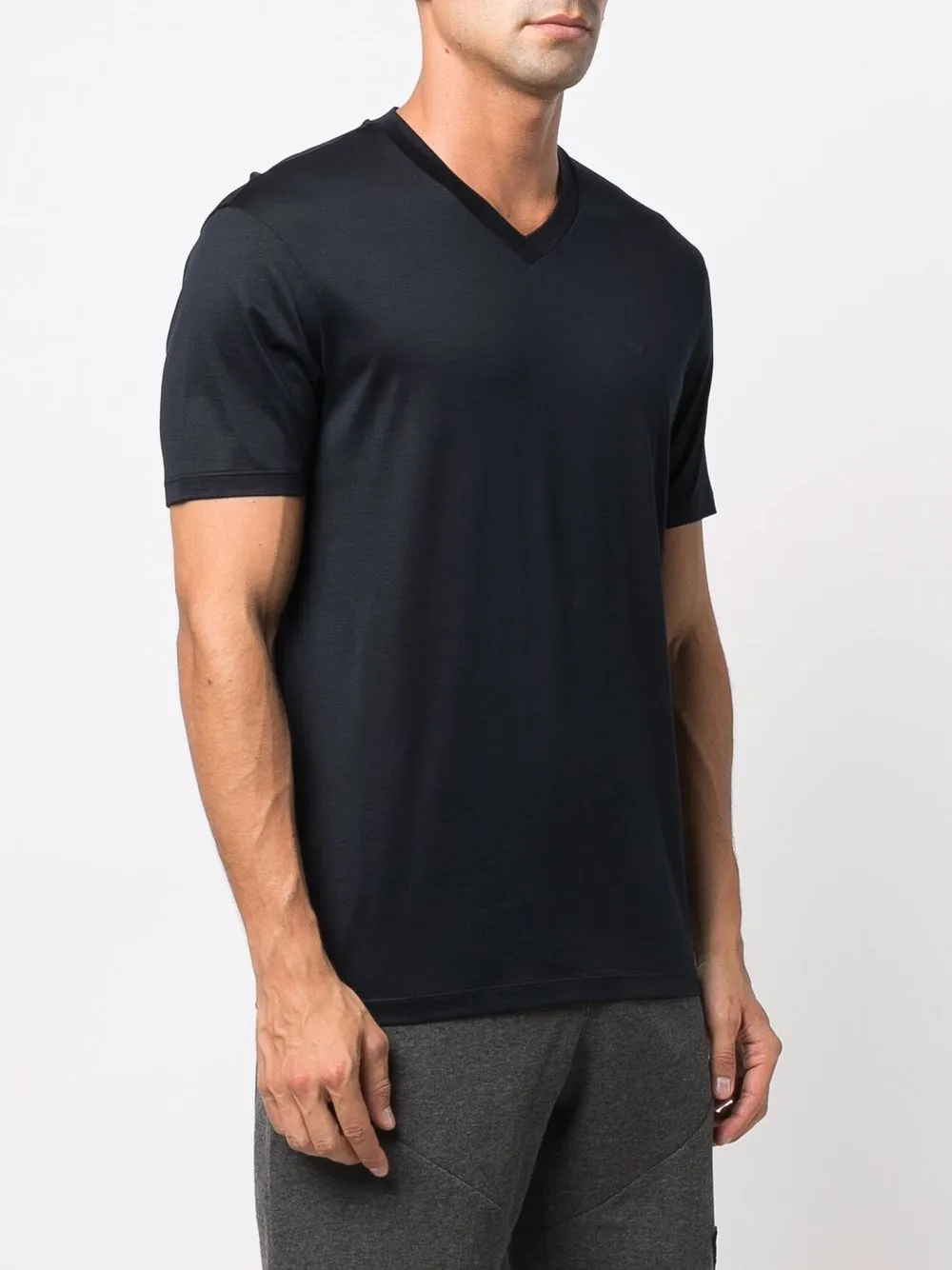фото Emporio armani футболка с v-образным вырезом и логотипом
