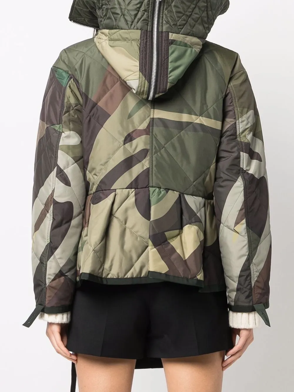 фото Sacai многослойная куртка с камуфляжным принтом