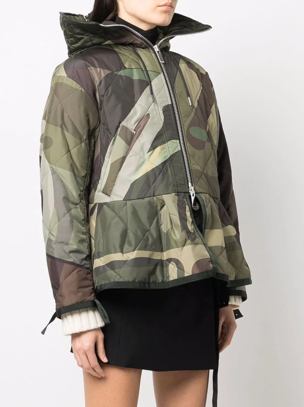 фото Sacai многослойная куртка с камуфляжным принтом
