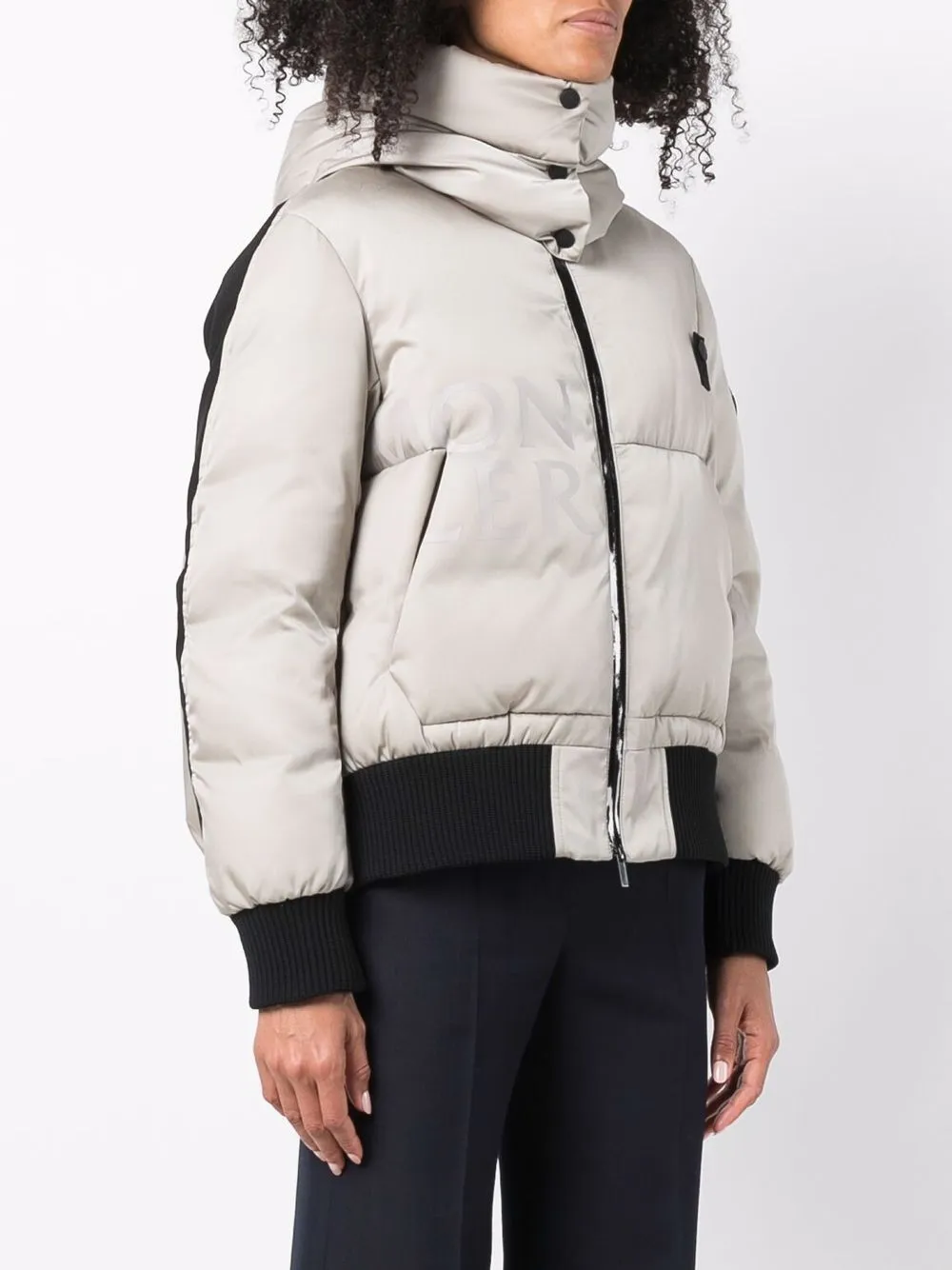 фото Moncler пуховик с нашивкой-логотипом