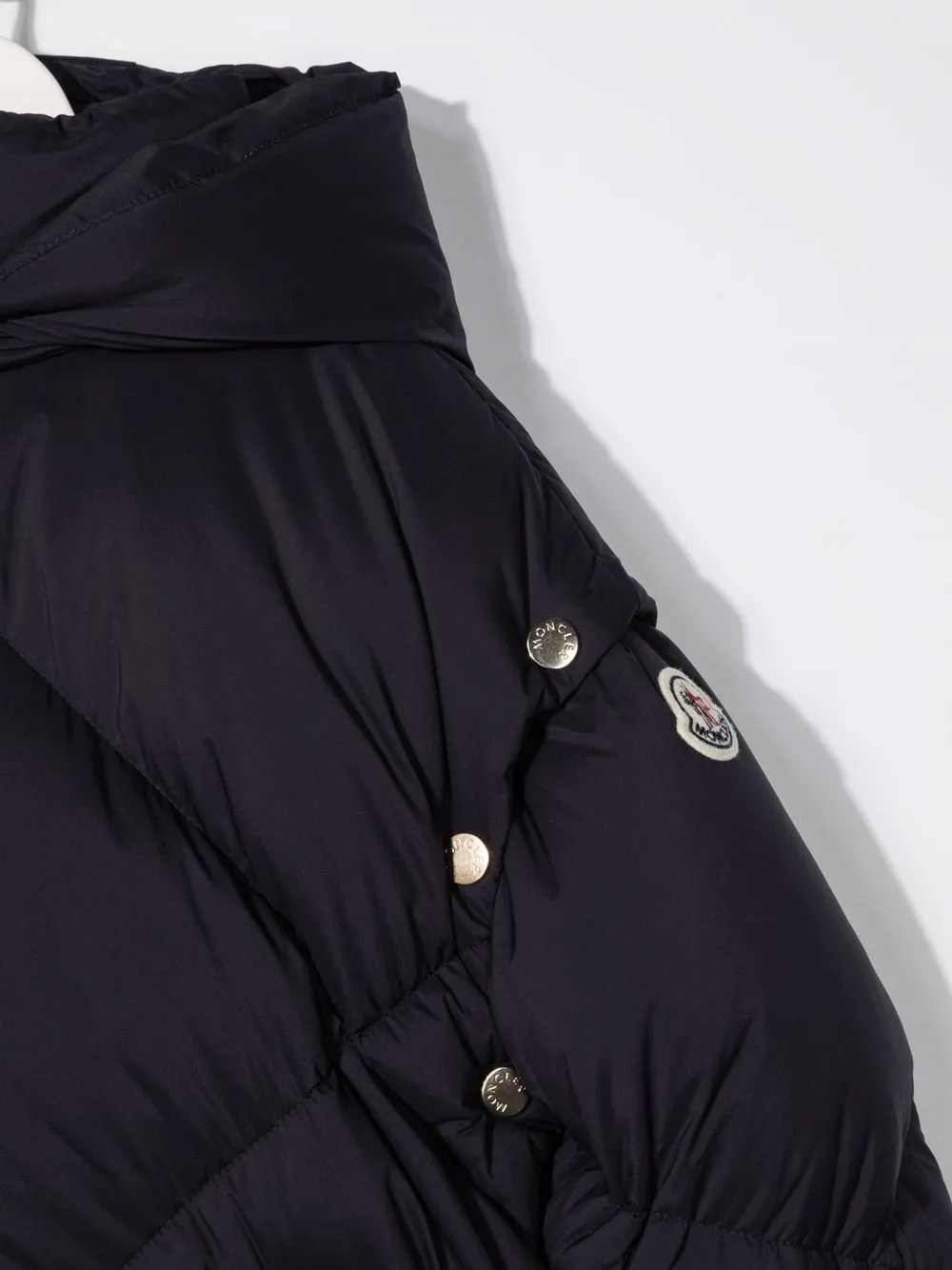 фото Moncler enfant пуховик с нашивкой-логотипом