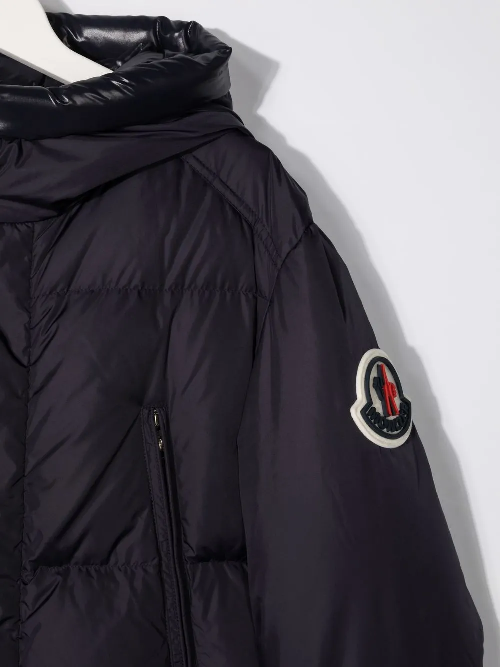 фото Moncler enfant пуховик с капюшоном и логотипом