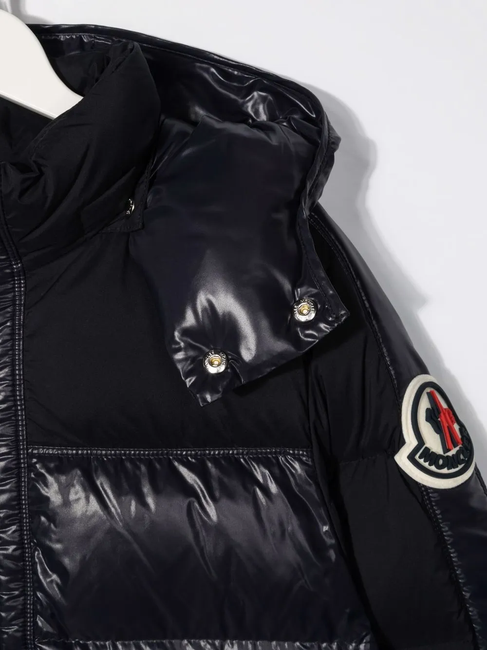 фото Moncler enfant пуховик с капюшоном и нашивкой-логотипом