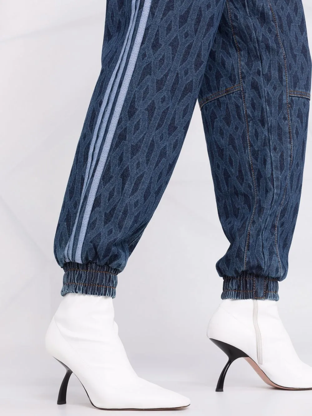 фото Adidas джинсы с монограммой из коллаборации с ivy park