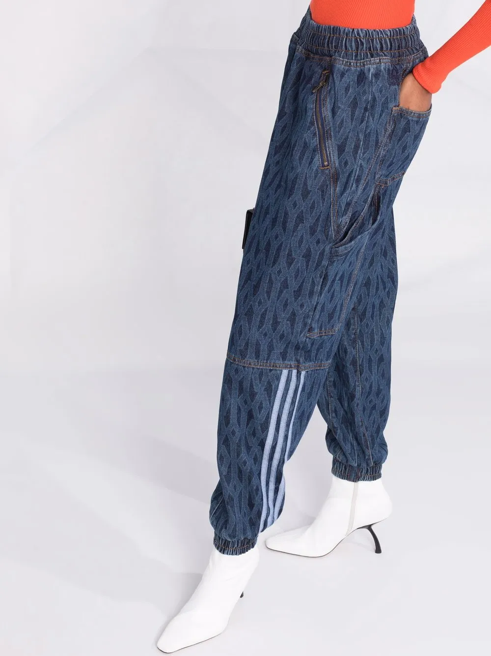 фото Adidas джинсы с монограммой из коллаборации с ivy park