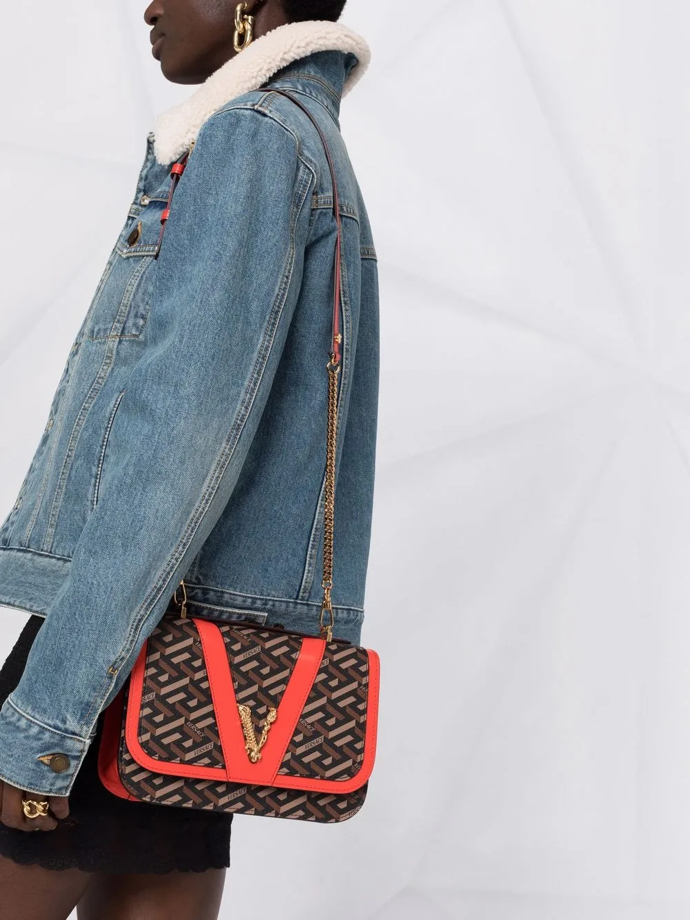фото Versace сумка через плечо с узором greca