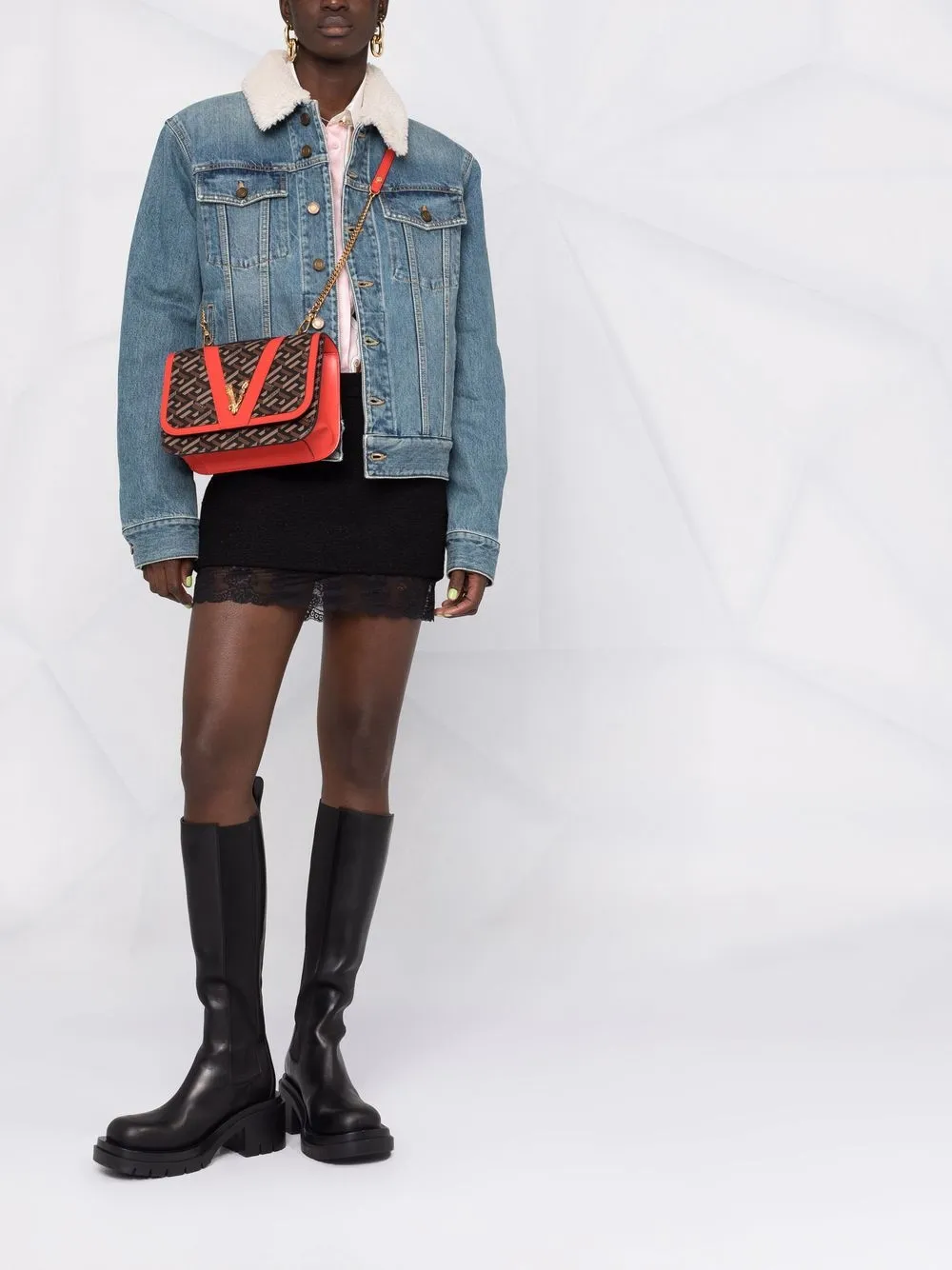 фото Versace сумка через плечо с узором greca