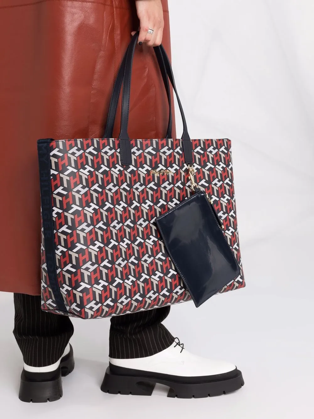 фото Tommy hilfiger сумка-тоут с монограммой