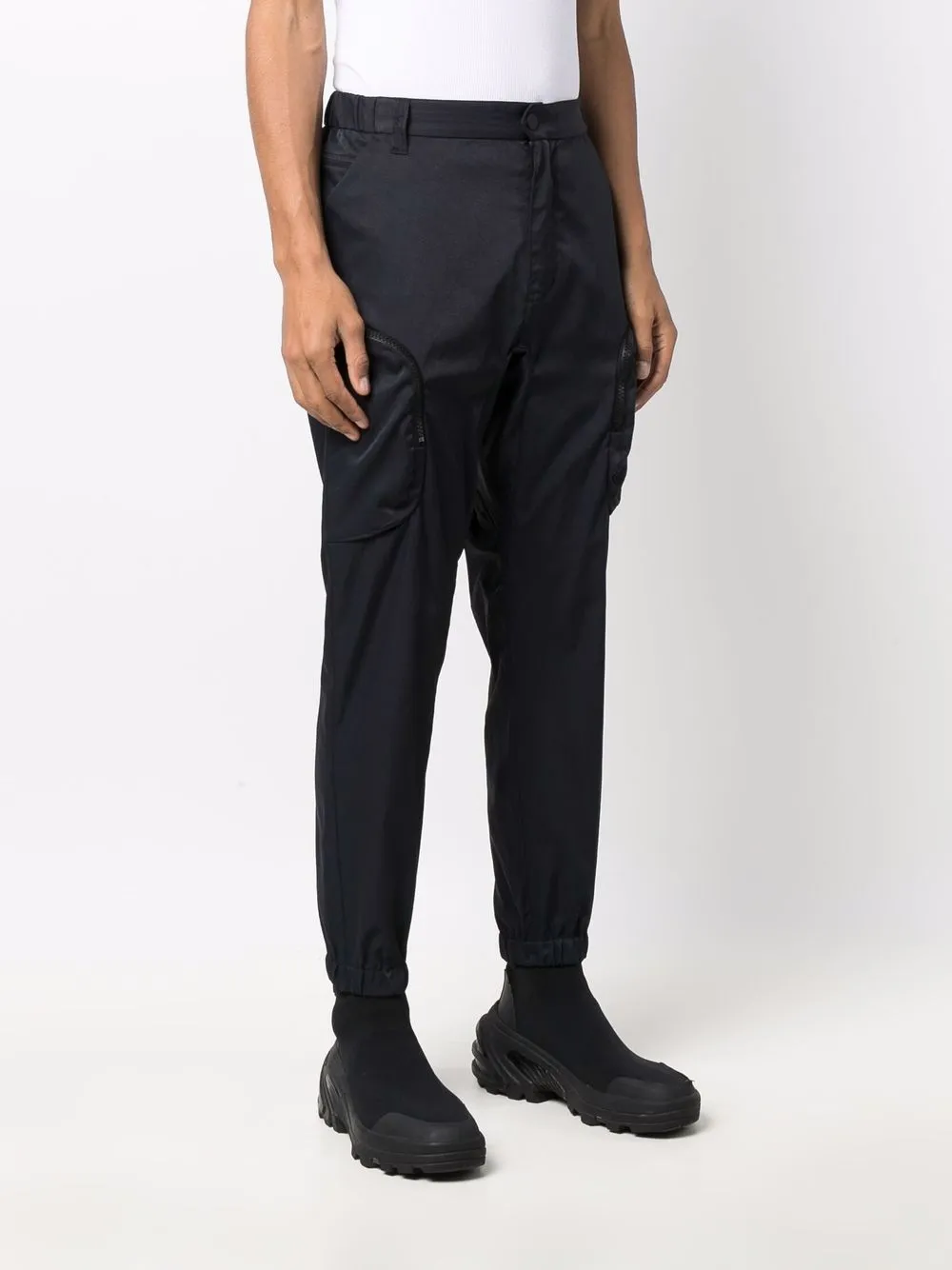 фото White mountaineering брюки с карманами на молнии