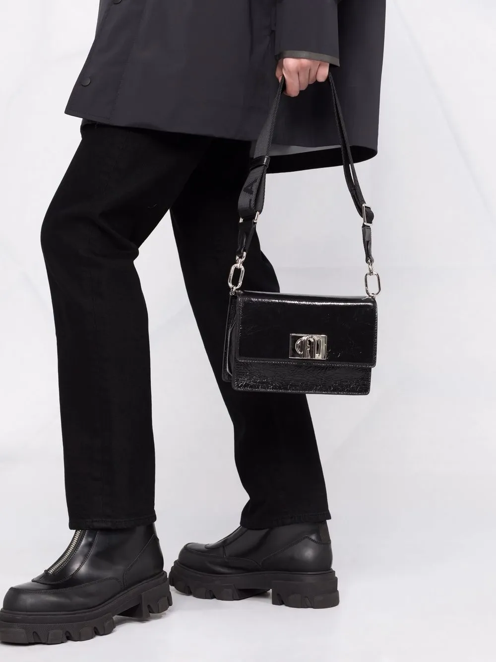 фото Furla сумка на плечо с откидным клапаном