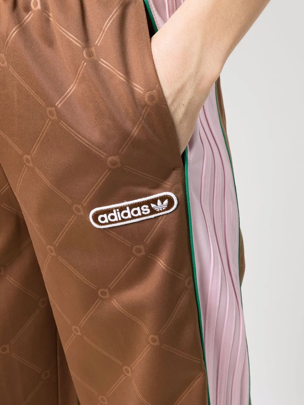 фото Adidas широкие брюки