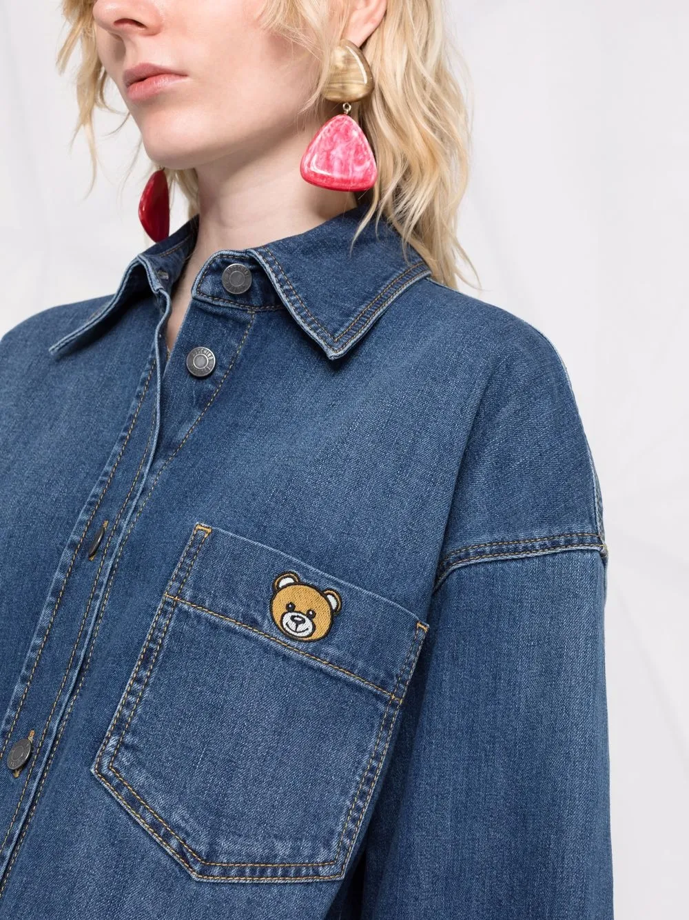 фото Moschino джинсовое платье-рубашка с логотипом teddy bear