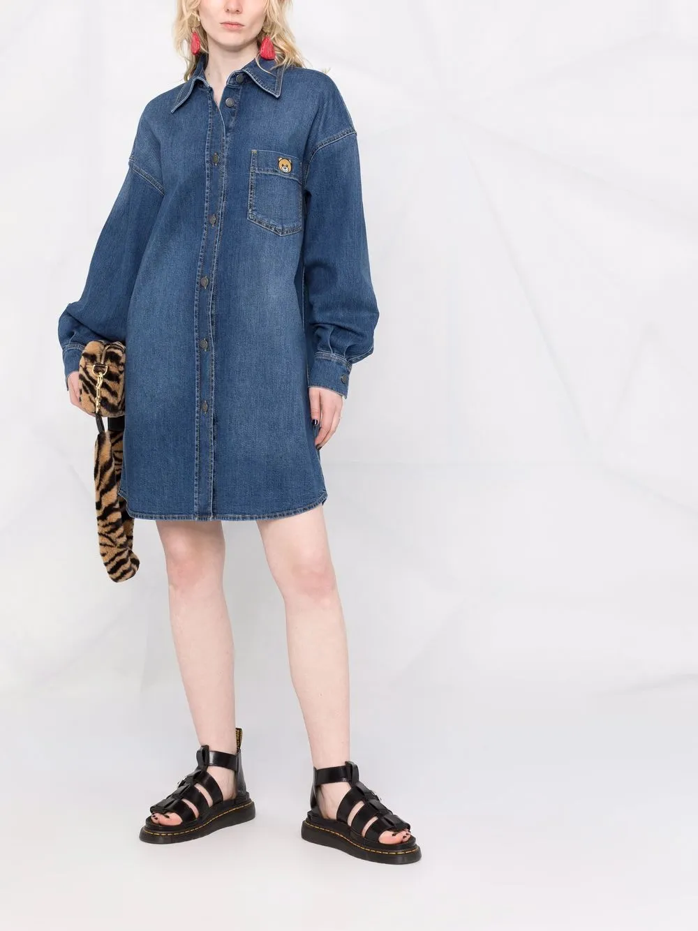 фото Moschino джинсовое платье-рубашка с логотипом teddy bear