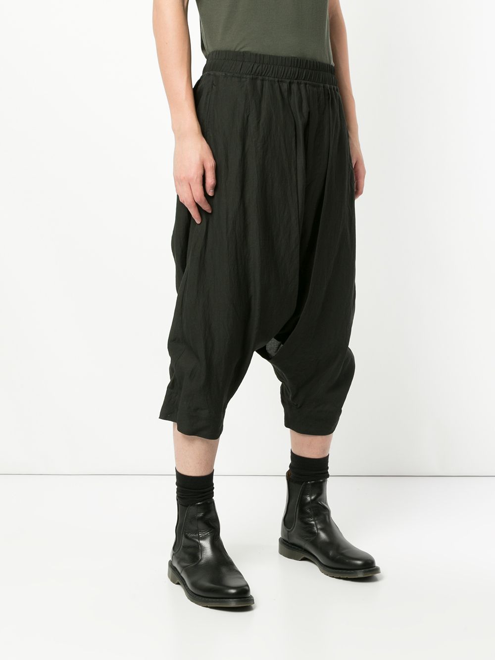 фото Julius drop-crotch shorts