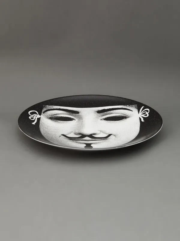 Fornasetti マスクプリント プレート | ブラック | FARFETCH JP
