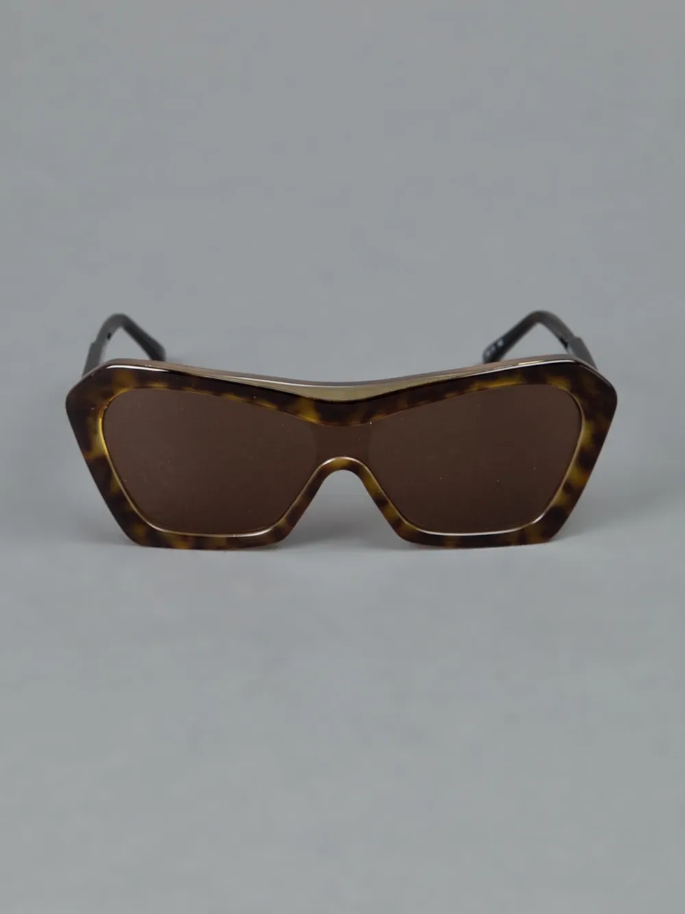 Marni Eyewear angled frame sunglasses Bruin